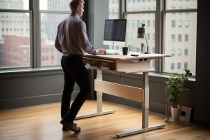 minimalist-standing-desk-with-motorized